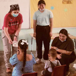 txst students working with young panamanian children